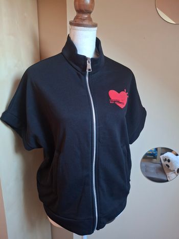 Sweat noir coeur rouge neuf étiqueté 