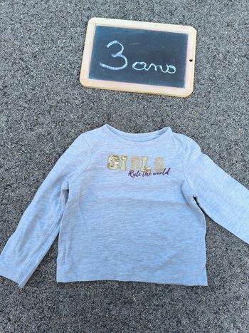 T-shirt manches longues taille 3 ans en très bon état