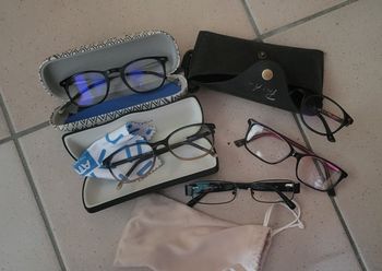 Lot de lunettes et étuis 