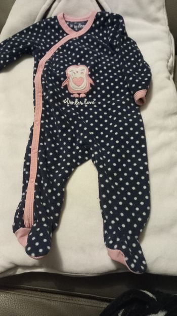 1 pyjamas 1 robe 1 salopettes