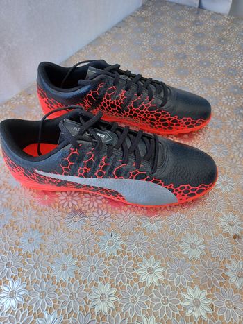 Chaussures de foot Puma Evopower 4 coloris noir et orange taille 42 état neuf.