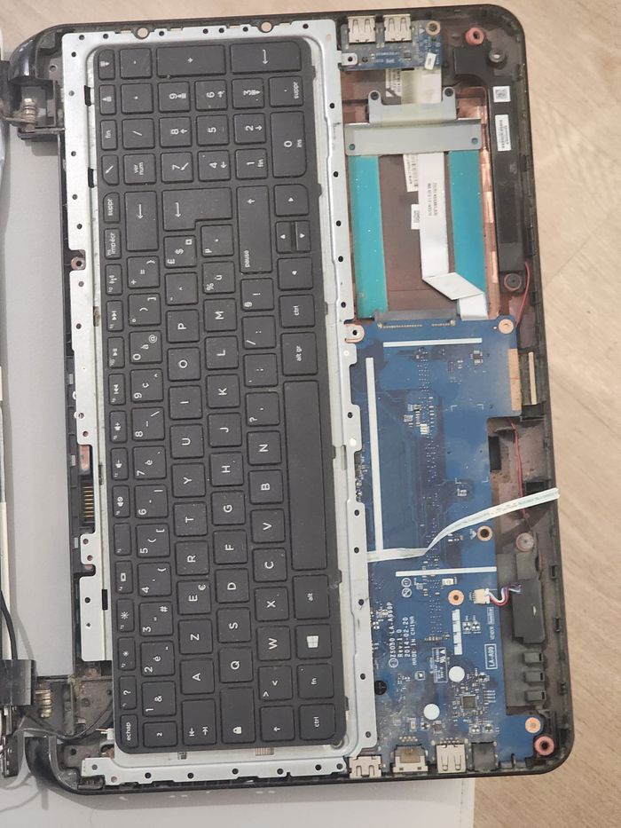 HP 15-r040nf (Core i3) — Pour pièces / à réparer — Sans disque dur - photo numéro 6