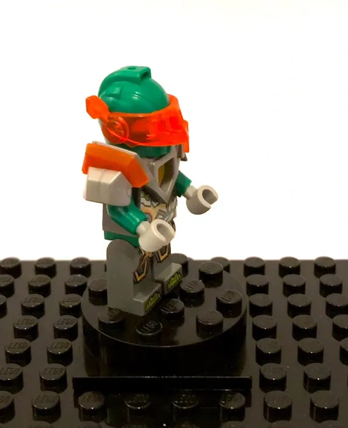 LEGO Nexo Knights - "Aaron Fox, trans-neon orange visor" - photo numéro 6