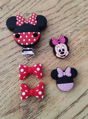 Perles et attaches tétines