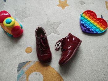 Bottines bébé en cuir verni bordeaux
