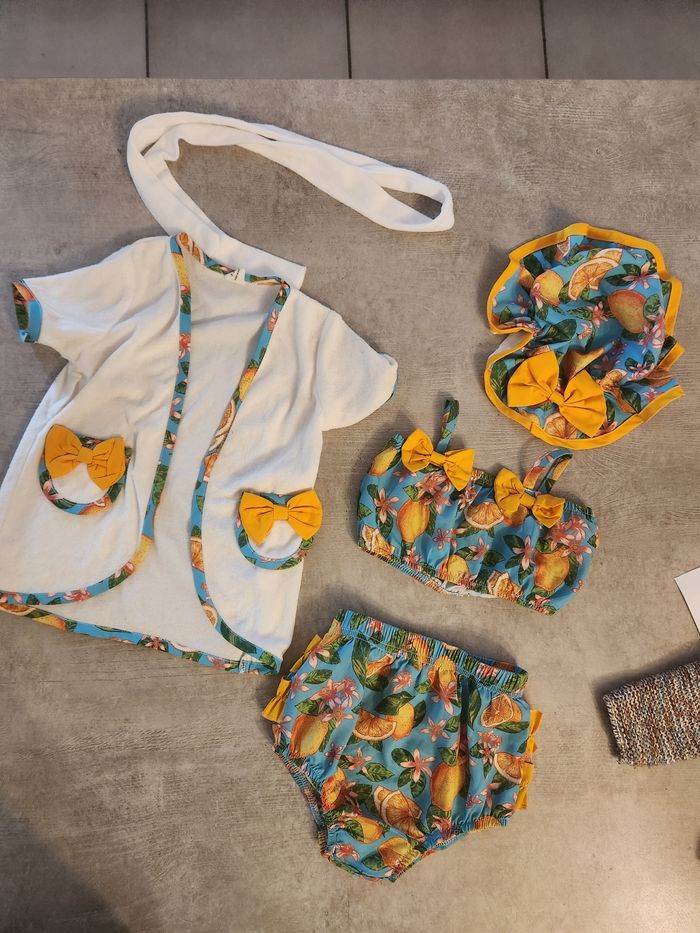Maillot de bain fille 4 pièce en excellente état 9/ 18 mois - photo numéro 2