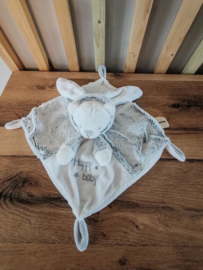 Ours blanc et gris déguisé en lapin happy baby