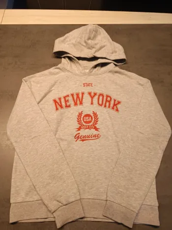 Vends sweat à capuche enfant Kiabi taille XS soit 14 ans .