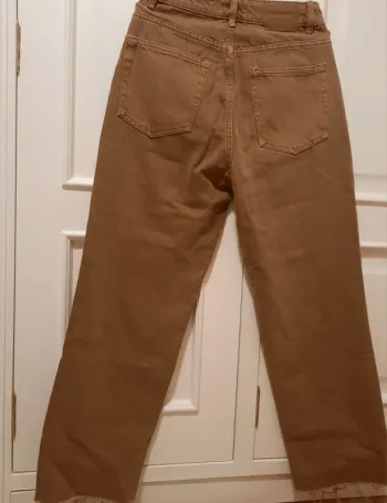 Pantalón vaquero marrón.