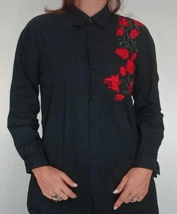 Chemise noire avec roses rouges taille 38