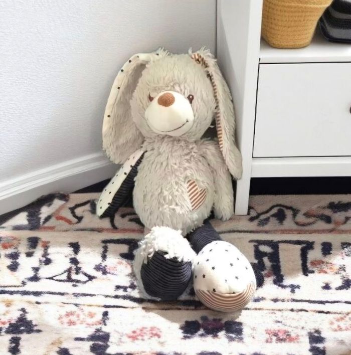 Doudou lapin gris bleu blanc beige rayé étoiles TAO TAPE A L'OEIL