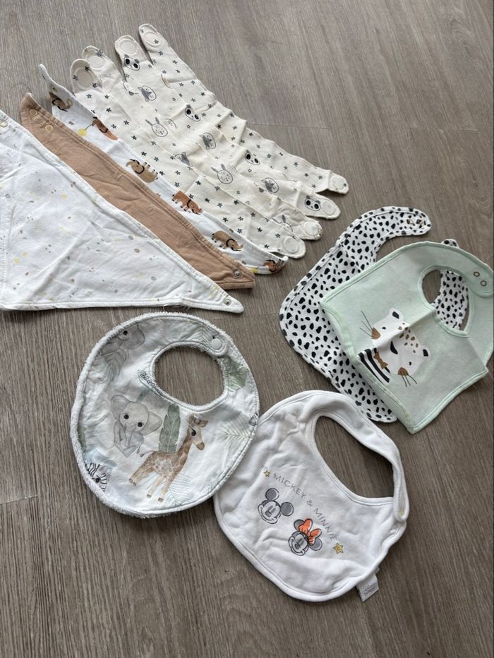 Lot de 11  bavoirs / bandana bavoirs