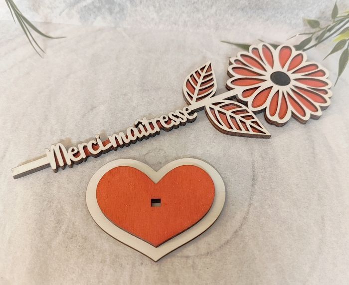 Fleur en bois à personnaliser , pour anniversaire , Saint Valentin , Mariage , fête des mères . - photo numéro 4