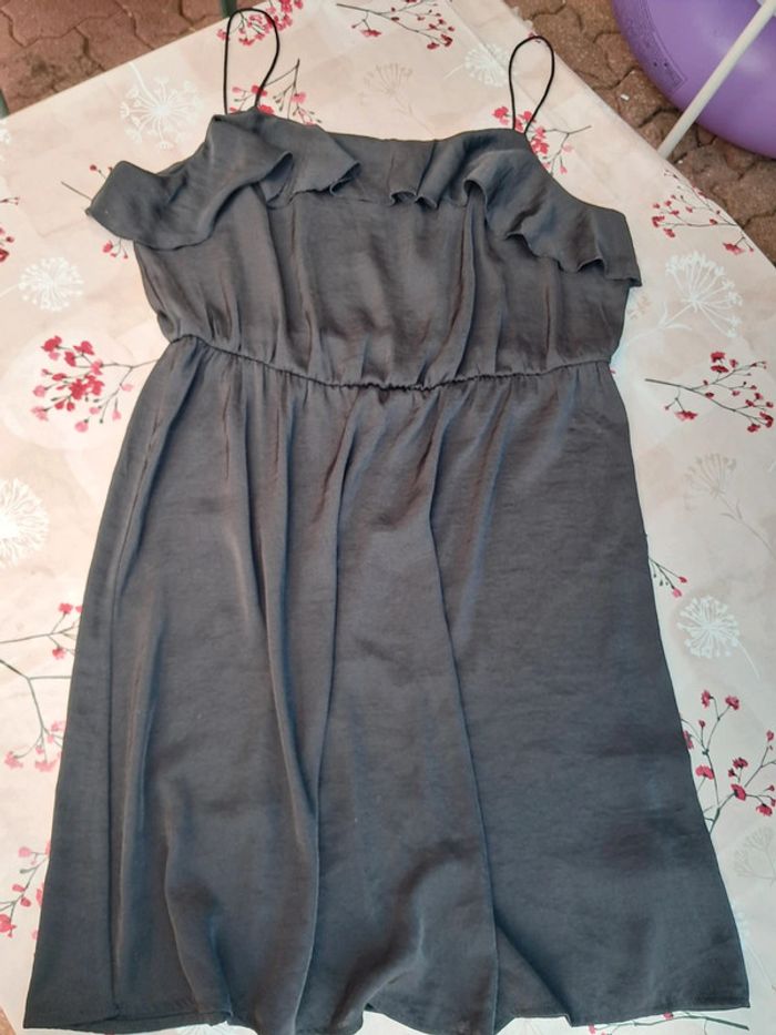 Belle robe noire à bretelles, avec décolleté volanté, taille elastiquée - T40-42 - Pimkie