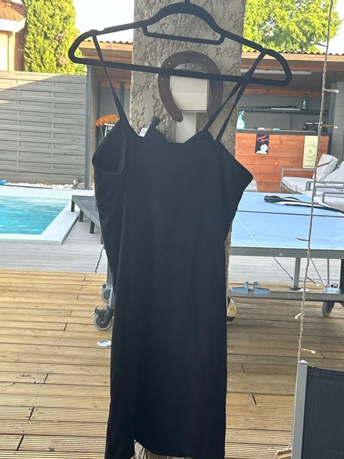 Petite robe noire à fines bretelles - photo numéro 2