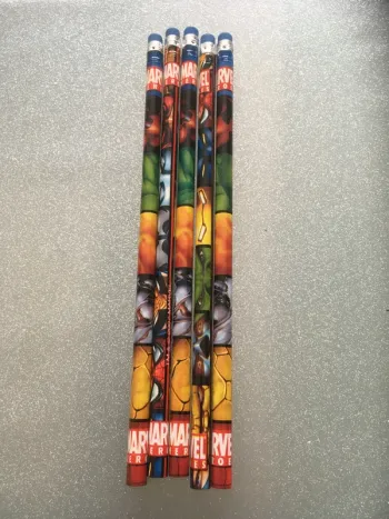 5 crayons à papiers Marvel NEUFS