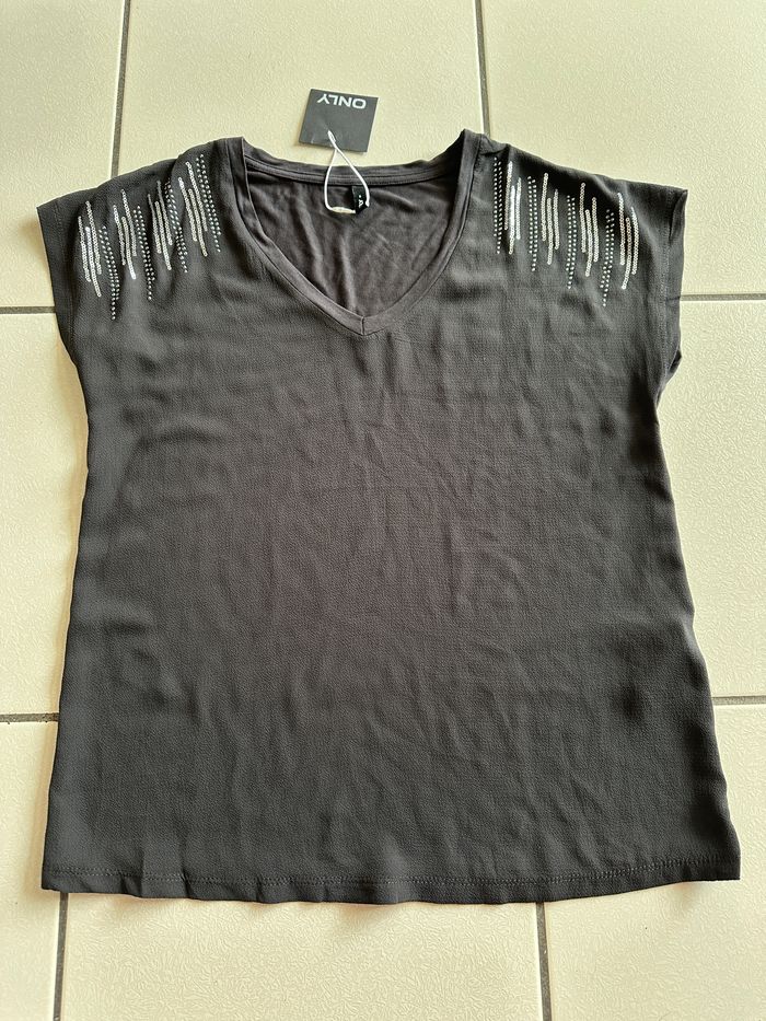 Tee shirt gris foncé / sequins épaule ONLY taille 36 col V NEUF - photo numéro 4