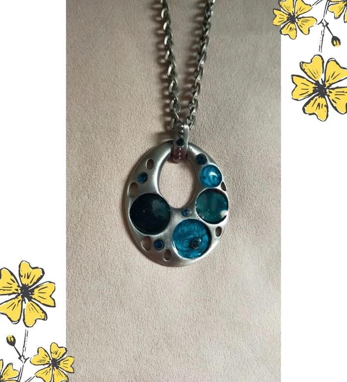 Collier fantaisie argenté et bleu – pendentif rond original - photo numéro 3