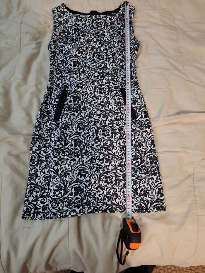 Robe blanche à fleurs noir, taille 36 - photo numéro 5