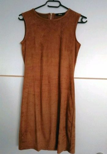 Jolie robe camel type daim T.S