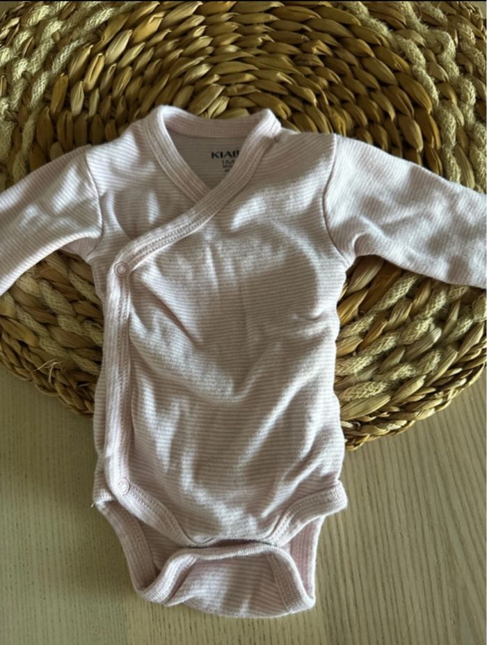 Lot 2 bodies rose kiabi 1 mois 56 cm - photo numéro 3