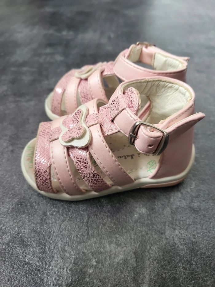 Sandales bébé fille 18 très bon état
