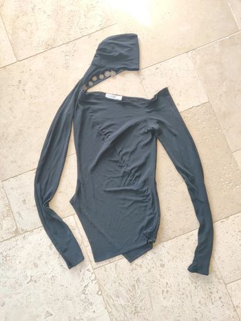 Haut asymétrique vintage années 2000 y2k noir avec tour de cou et breloques