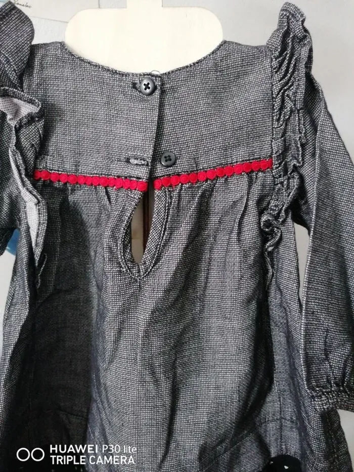 Robe grise à manches longues avec volants et ruban rouge - photo numéro 2