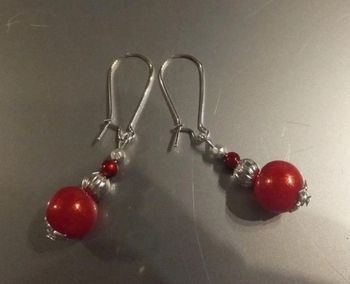 Boucles d'oreilles boules rouges