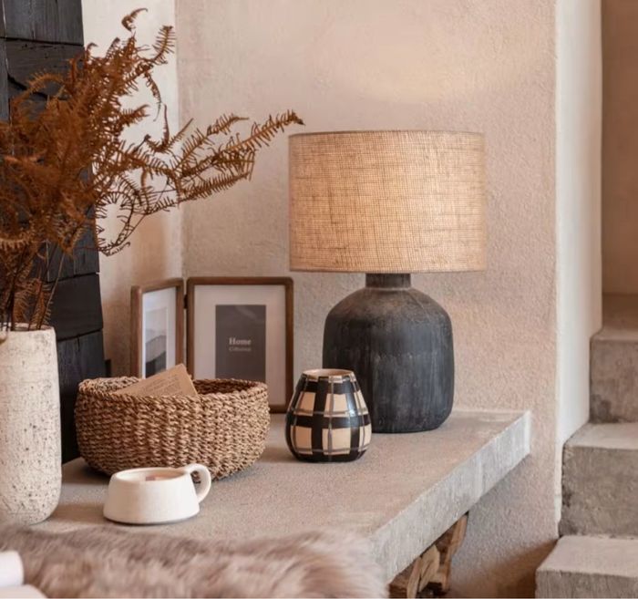 Lampe en céramique noire et abat-jour en jute