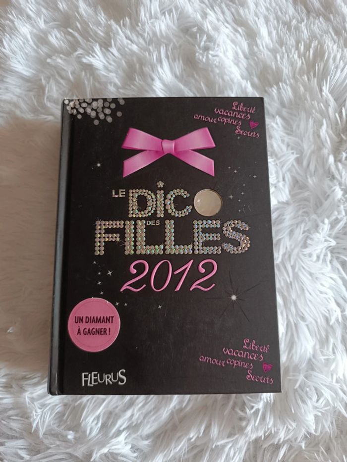 Livre Le dico des Filles 2012 _ Fleurus