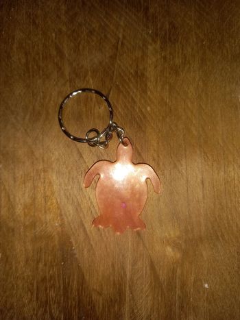 Porte clé tortue corail résine epoxy