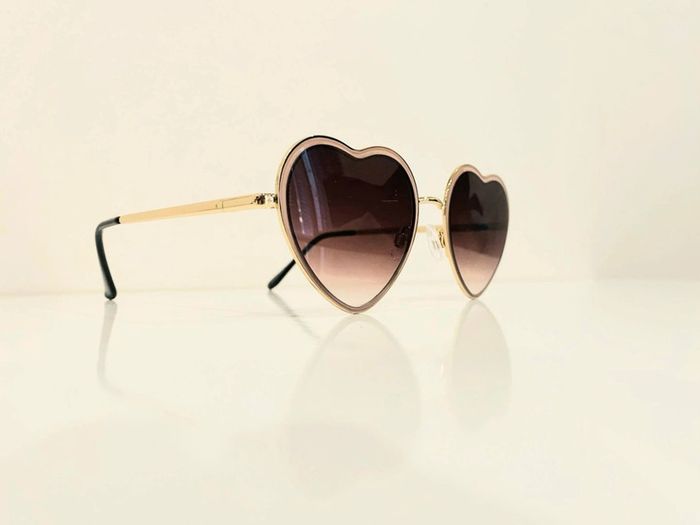 Lunette de soleil femme cœur beige et dorée verres dégradés UV protection catégorie 3 - photo numéro 4