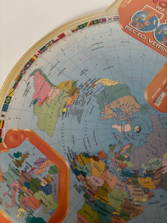 Planisphère terra in mano recto verso