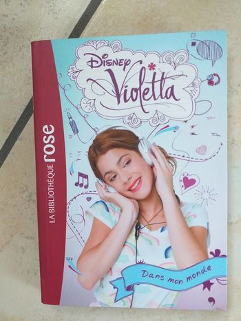 Livre neuf " Violetta - Dans mon monde "