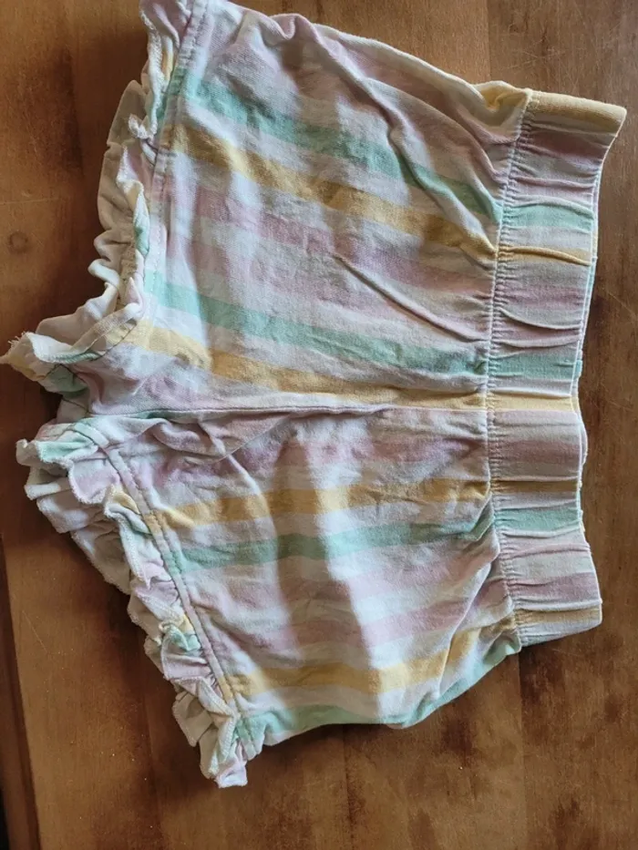 Lot 2 shorts et 1 t-shirt disney - photo numéro 2