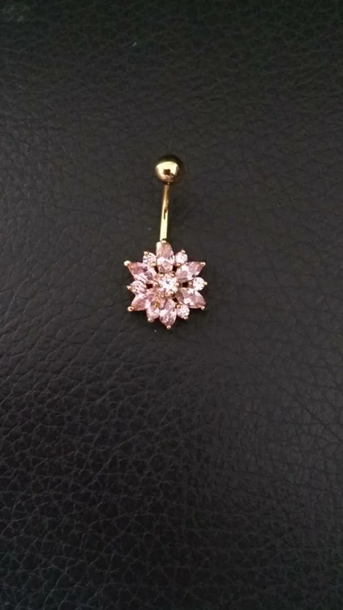 Perçing neuf étoile rose