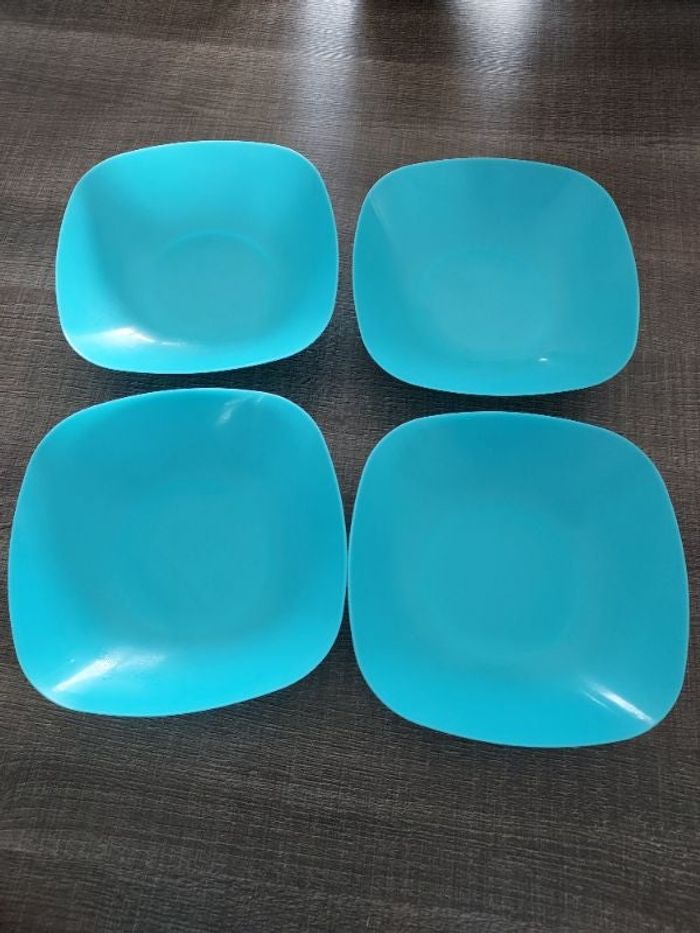 Lot de 4 assiettes en plastique