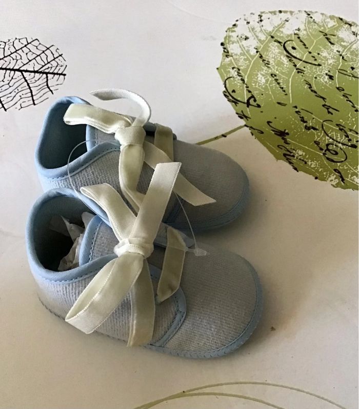 Petites chaussures chaussons taille 16/17 bleu ciel - photo numéro 2