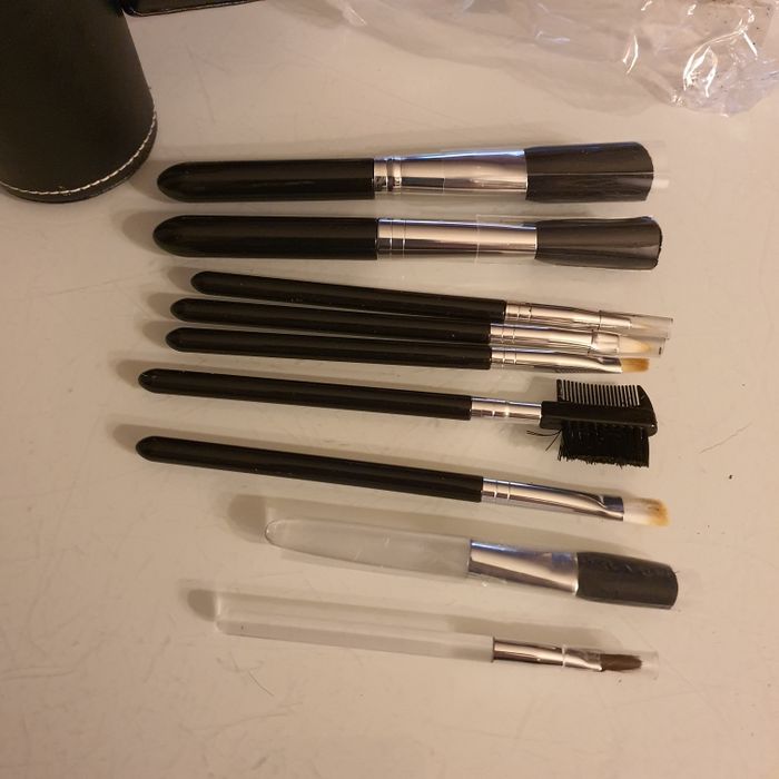 Etui de maquillage noir avec ses pinceaux - photo numéro 2