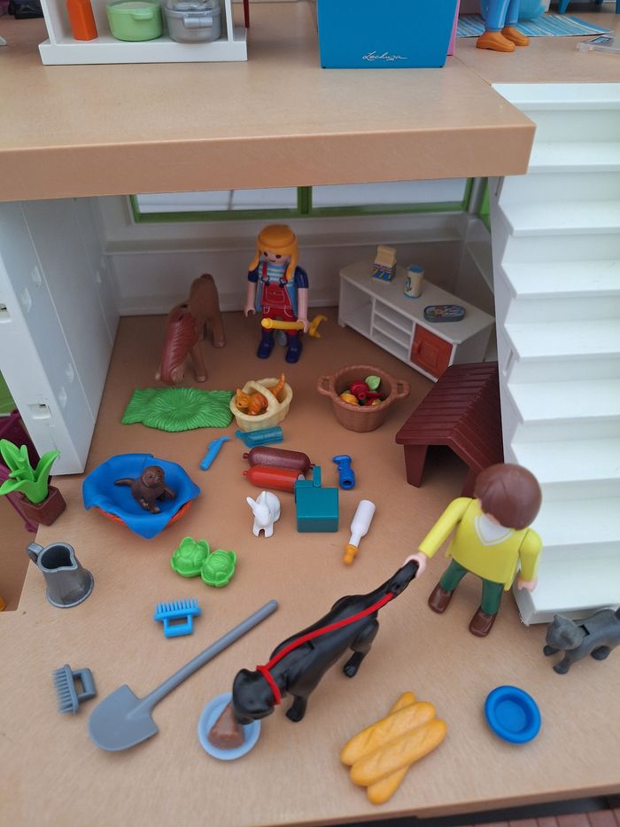 Maison moderne playmobil + extension, piscine, studio invités, voiture et nombreux accessoires et personnages - photo numéro 6