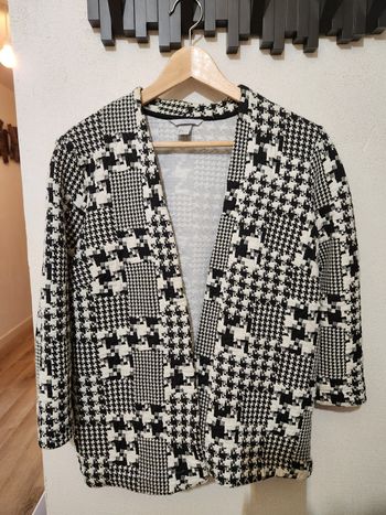 Veste noire et blanche 