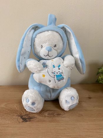 Doudou peluche ours déguisé en lapin bleu blanc étoiles musical max et sax