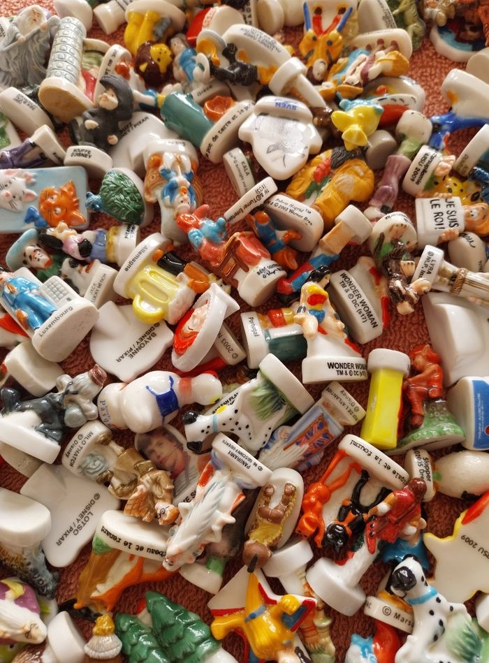 lot de 210 fèves n° 6 Disney Harry Potter Marsupilami Spiderman dessin animé film etc.... - photo numéro 2