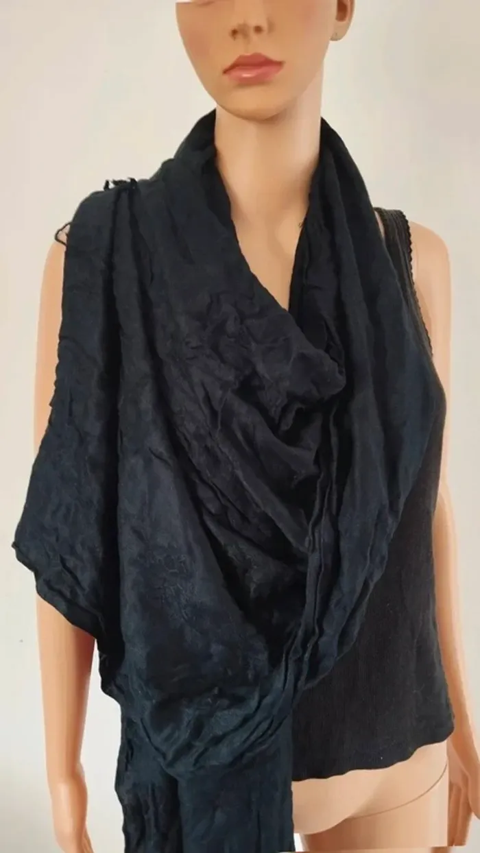 Grande et belle écharpe noire avec motifs 200 x 70 cm - photo numéro 3