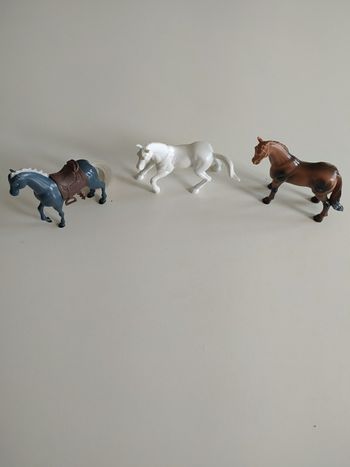 3 petits chevaux en plastique