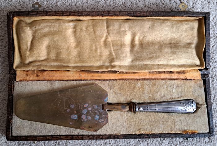 🍽 Ancienne pelle à tarte en métal doré et argenté dans son coffret - photo numéro 2