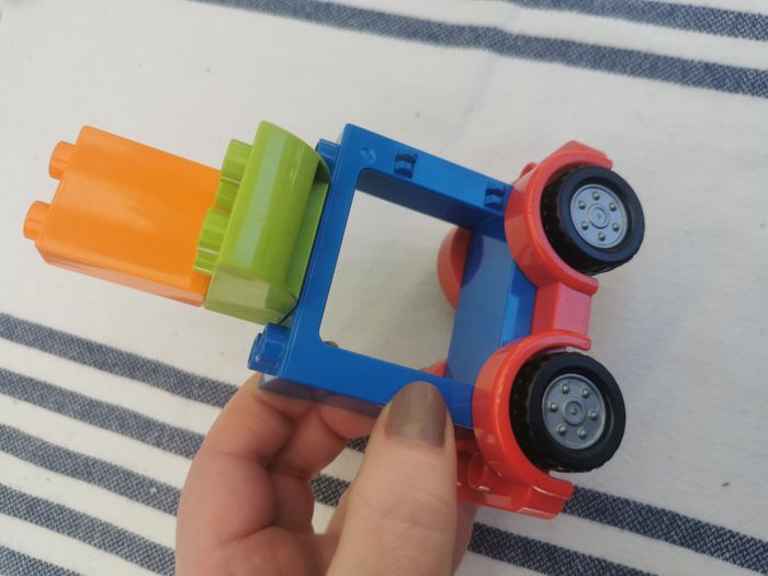 Lot de grosses briques Lego avec 4 roues - photo numéro 3