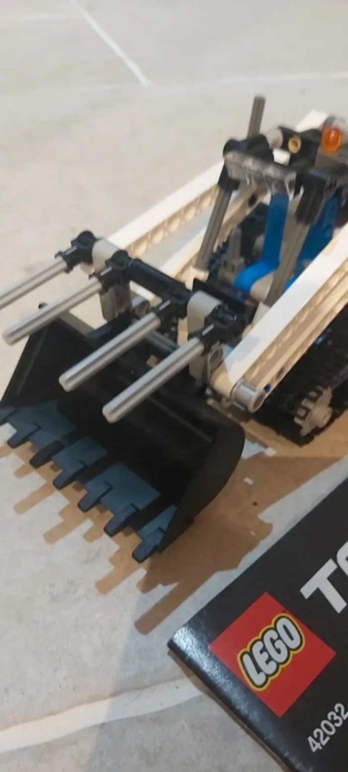 Lego Technic - 42032 - Jeu De Construction - La Chargeuse Compacte sur Chenilles - photo numéro 4