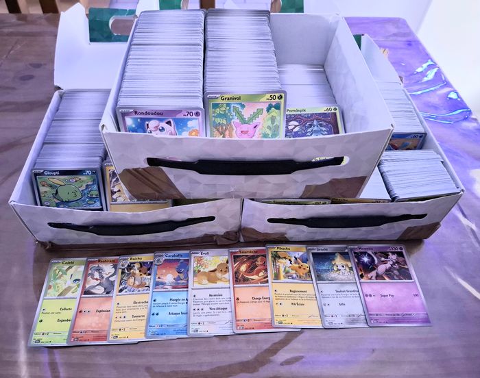 Gros lot de 800 cartes pokemon différentes sans doubles avec rares et brillantes